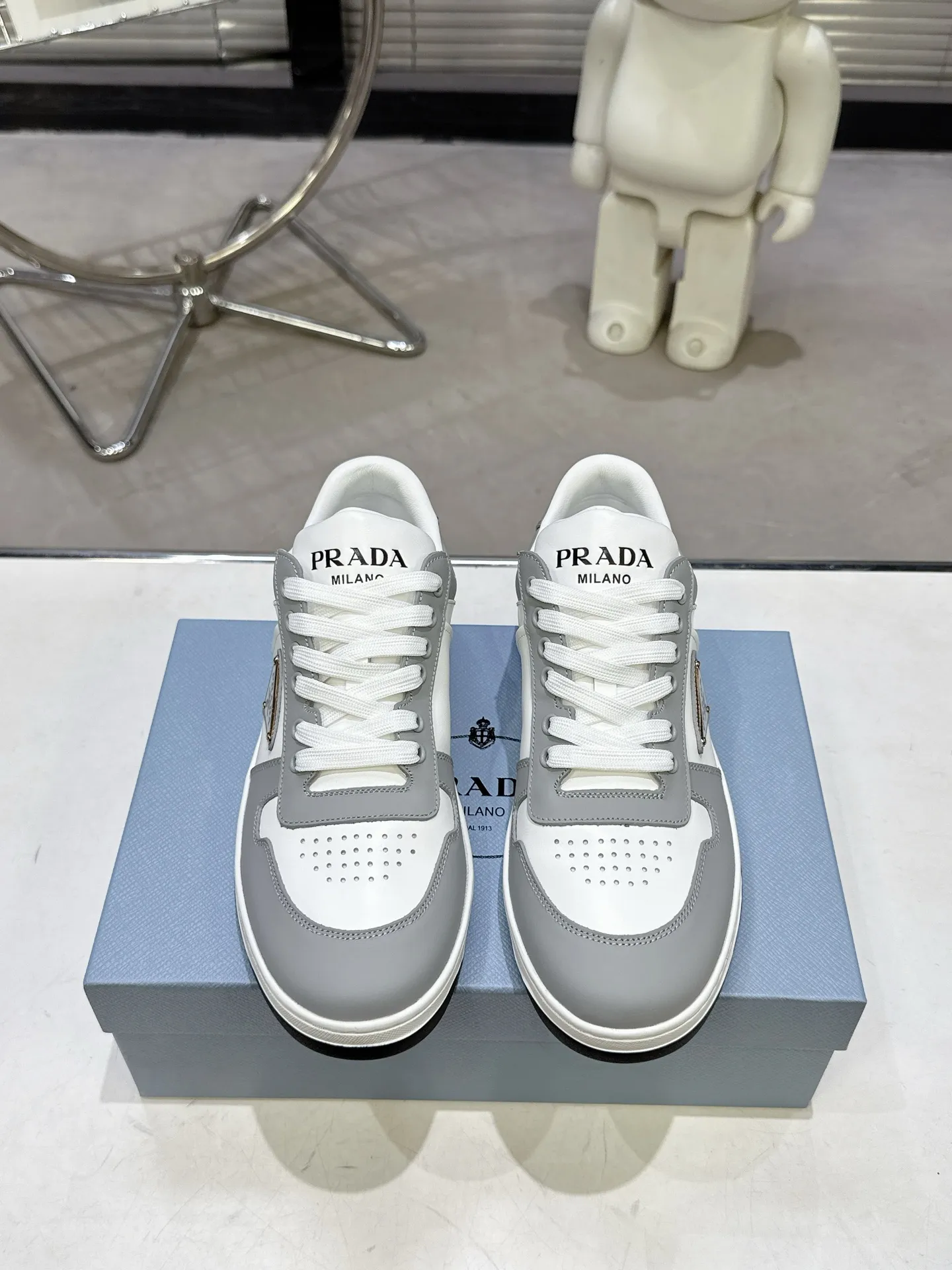 👟👟Ex-factory price 580👟👟 Couple style Prada Latest Downtown Bold series Triangle logo Casual sneakers White shoes Original purchase, development and production Downtown Bold sneakers are inspired by the basketball shoes of the 1980s, with a sporty design and exquisite details. Crafted from perforated leather, the statement platform sole provides a unique, modern style. The Prada logo is interpreted from different angles, decorated with the iconic enameled triangular metal logo, highlighting the unique classic style. Exquisite packaging at the delivery counter🛍📦 ▪️Fabric: Original custom imported first-layer cowhide ▪️Lining: Original imported soft sheepskin ▪️Outsole: Original open-molded rubber bottom material ▪️Size: Women's 35-40 Men's 39-45